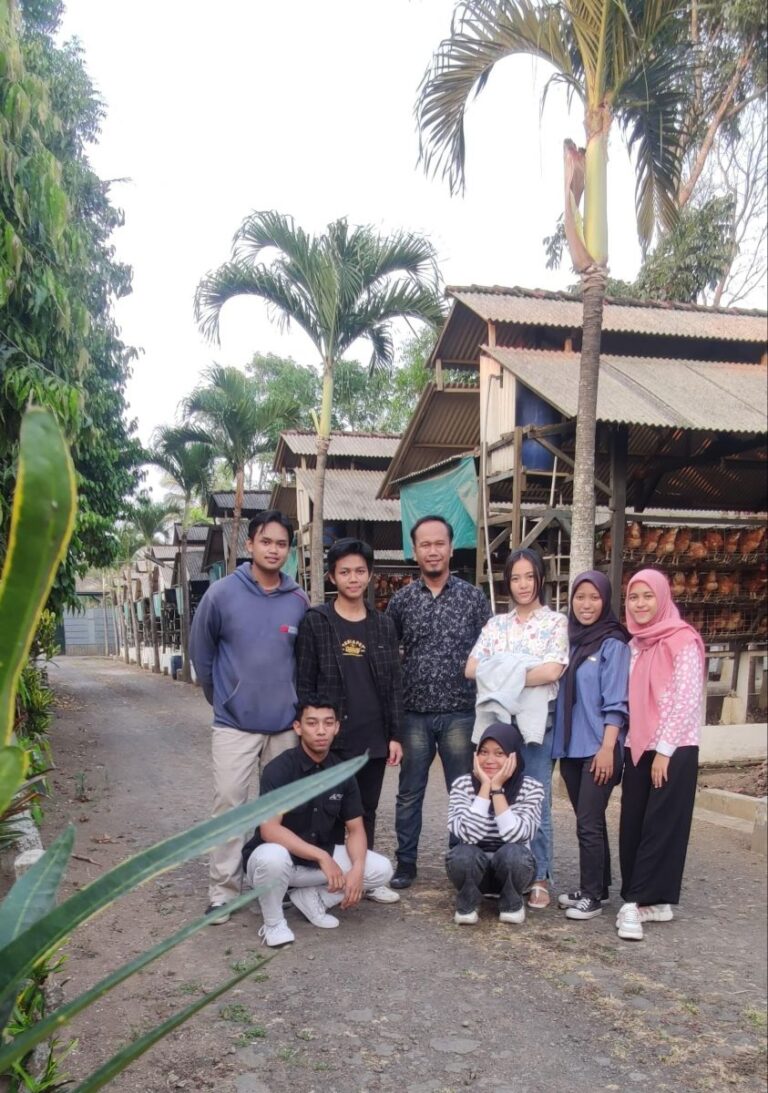 Kuliah Penuh Inspirasi dan Motivasi, Mahasiswa Prodi Sarjana Terapan Agribisnis Unggas Vokasi UMM Kuliah Langsung di Peternakan Ayam Petelur